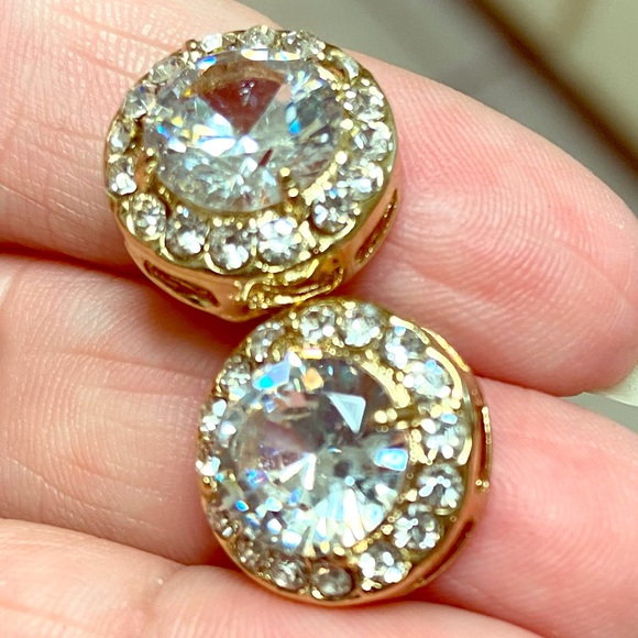 Unk Jewelry - NEW Crystal Stud Earrings.